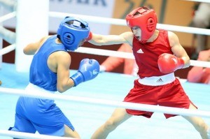 Võ sỹ Lê Thị Bằng (áo đỏ) trong trận bán kết hạng cân 48-51kg.